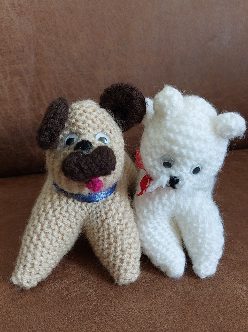 Gebreide knuffelhond en kat, die je met behulp van de patronen kan maken