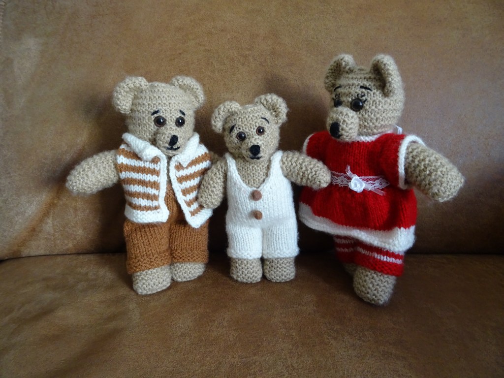 drie knuffelberen met kleding aan
