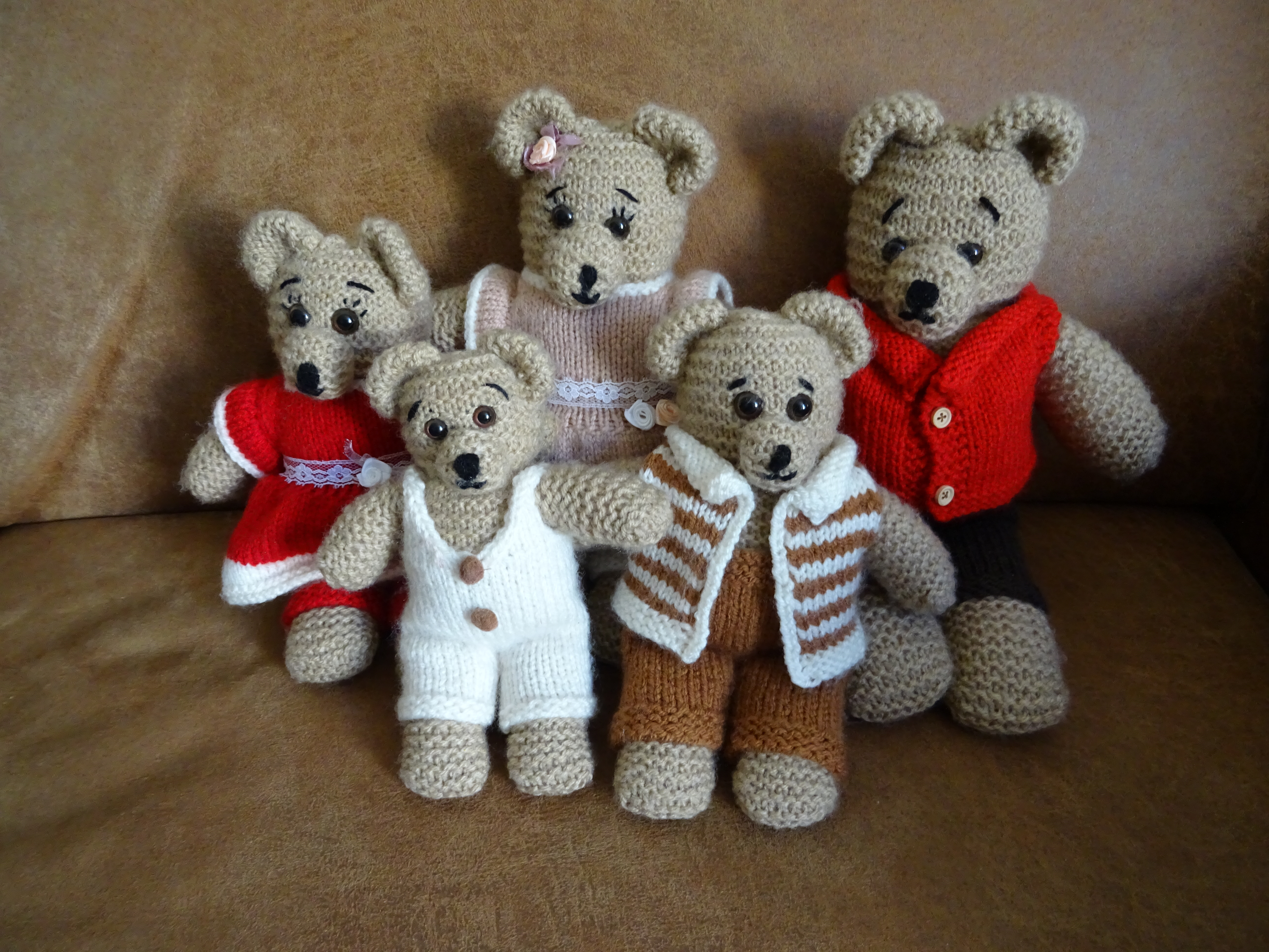 5 berenknuffels dragen kleding, jurkjes, broeken en jasjes