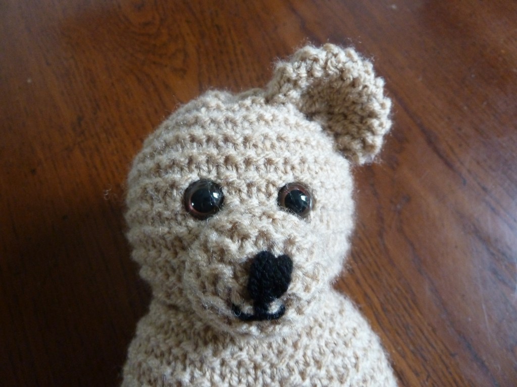 Gebreidee knuffelbeer mist een oor