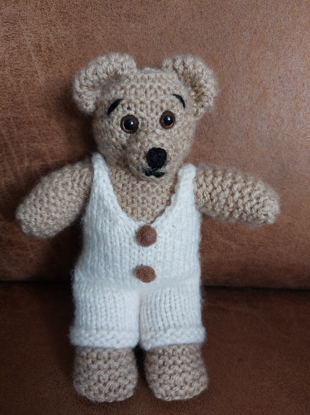 Gebreid knuffelbeertje met een broekje aan