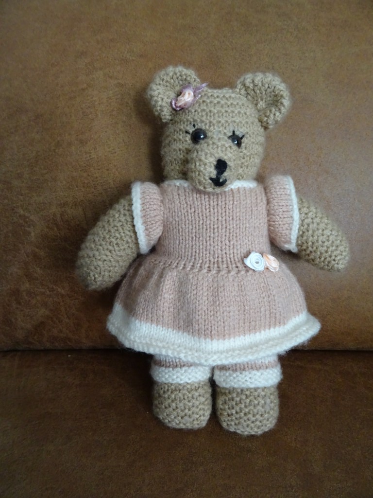 Knuffelbeer met jurkje aan.