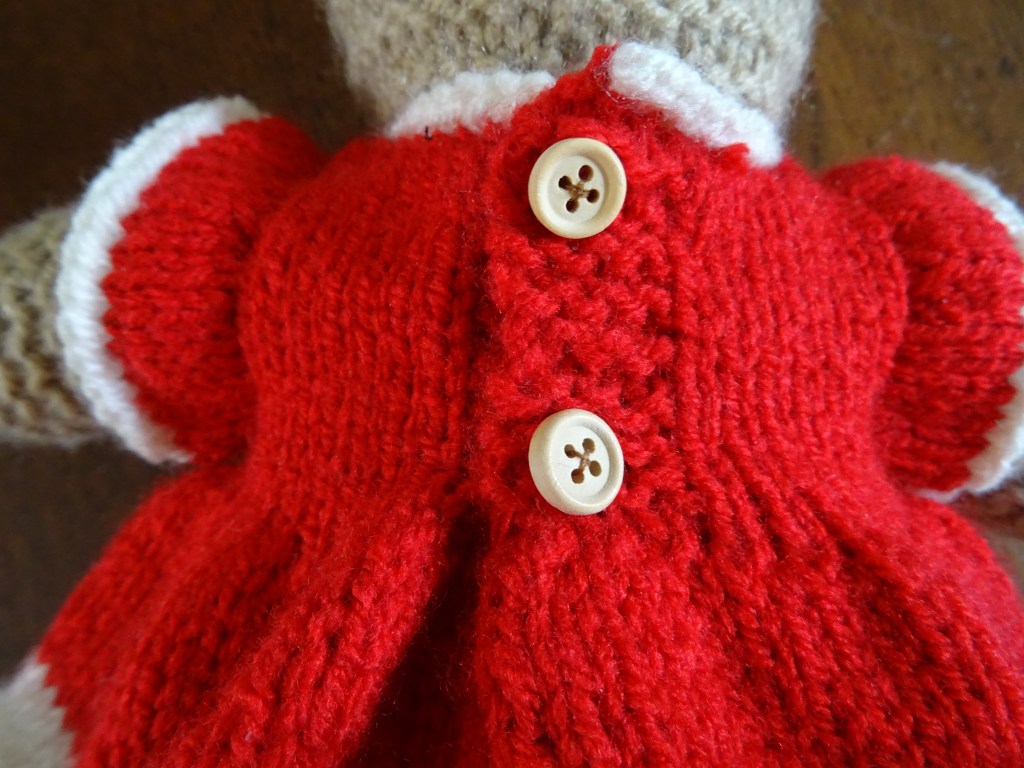 Gebreide knuffelbeer met jurkje. Knitted stuffed bear with dress.