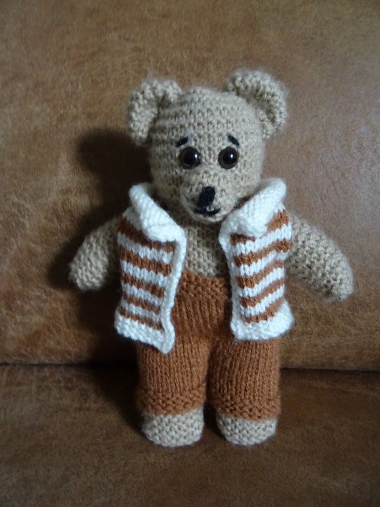 Knitted stuffed animal. Gebreide knuffelbeer met kleertjes.
