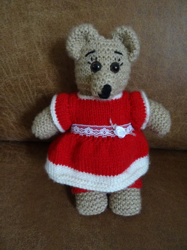 Gebreide knuffelbeer met jurkje en legging. Knitted stuffed bear with dress an legging