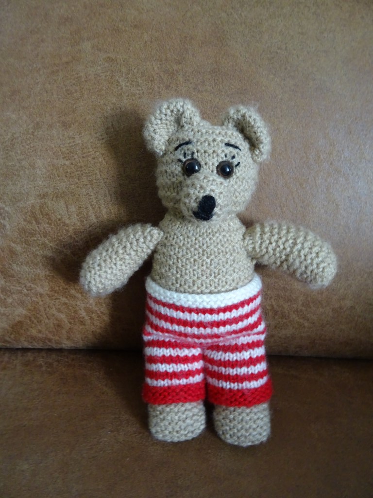 Gebreide beer met legging. Knitted bear with a legging