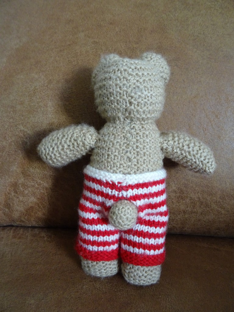 Gebreide beer met legging. Knitted bear with a legging