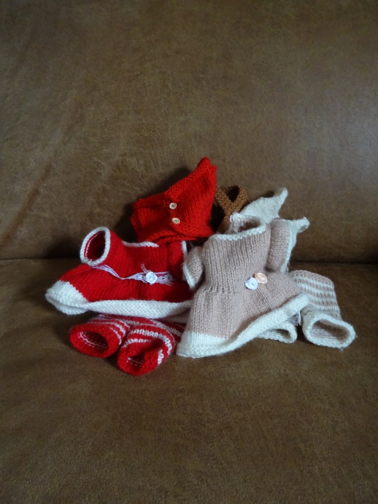 Gebreide kleren voor de knuffelberen