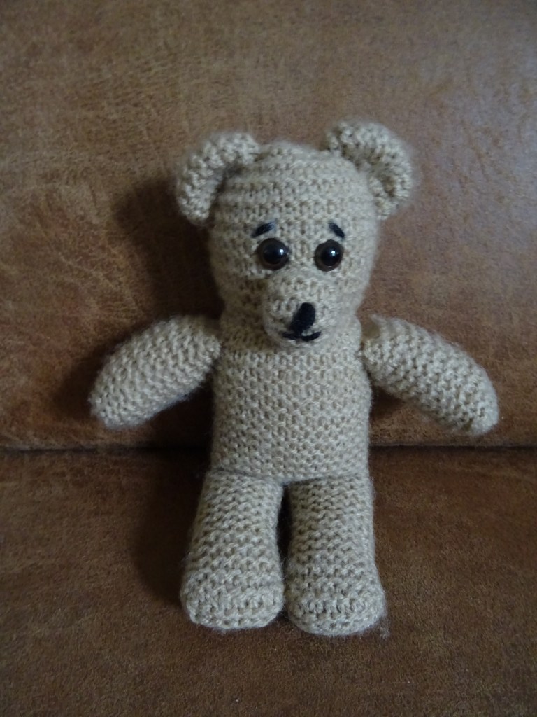 Kleine gebreide knuffelbeer