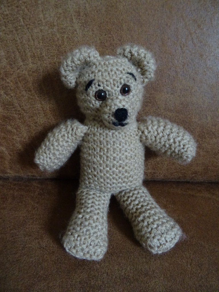 kleine gebreide knuffelbeer
