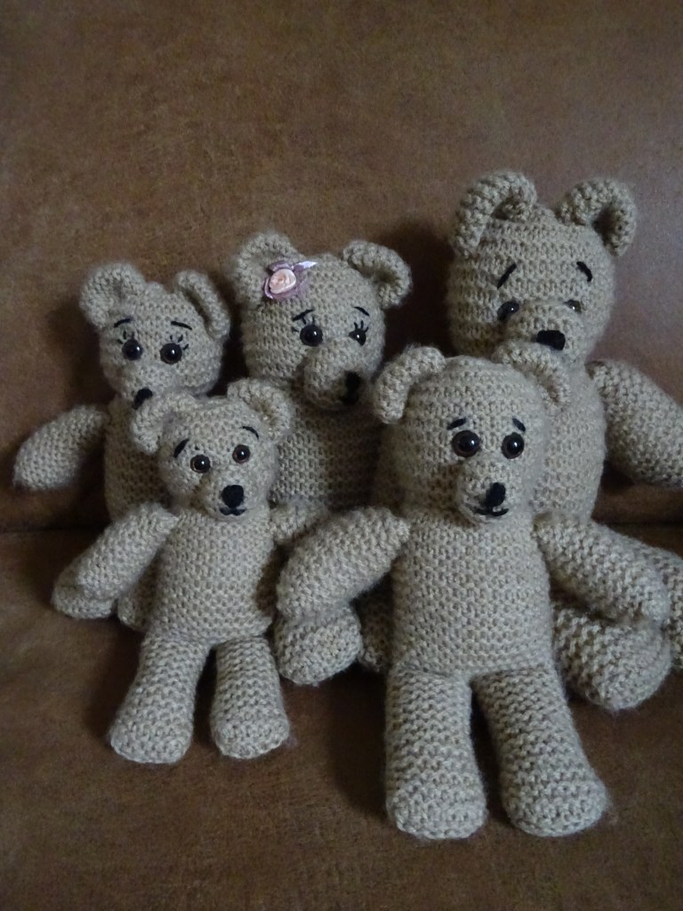Gebreide knuffelberenfamilie