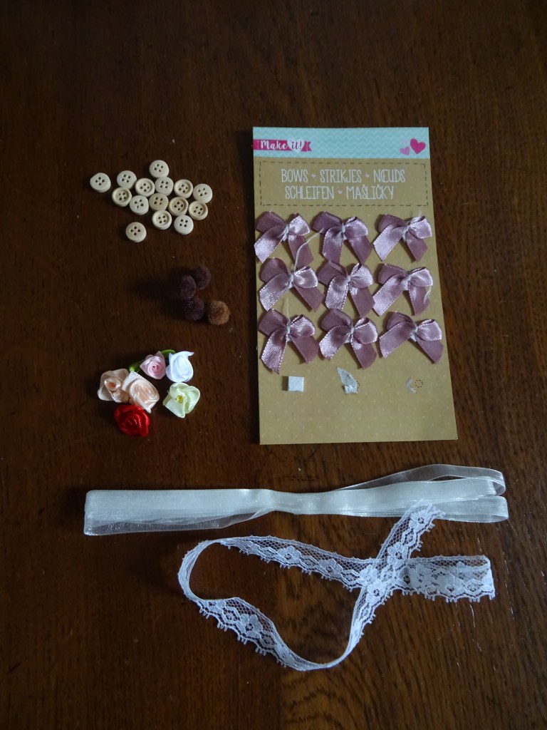 knoopjes, roosjes lint, kant, strikjes